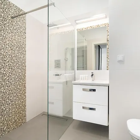 Stylish For 4 People With Parking In By Renters بوزنان